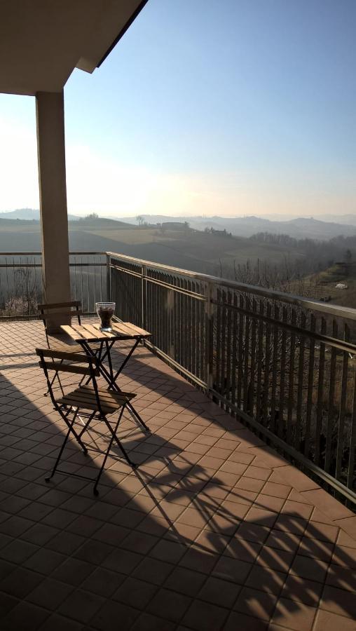 Casa Dusat In Accogliente Edificio Nel Centro Di Monforte Monforte dʼAlba Exterior foto